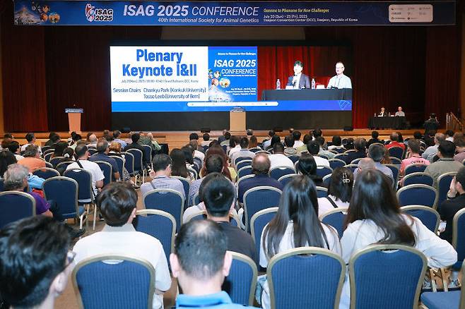 세계 동물유전학 분야 최고 권위의 국제학술행사인 '제40차 세계동물유전학회 총회(ISAG 2025)'가 21일 대전컨벤션센터(DCC)에서 개막했다. 사진제공은 대전시