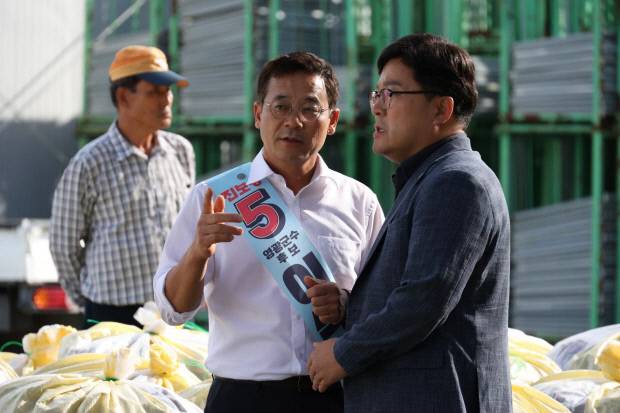 영광군 묘령면 고추 수매장을 찾은 진보당 이석하 후보(왼쪽)이 관계자들과 대화하고 있다. 진보당 전남도당 제공