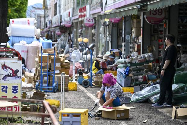 극한 폭우가 잠시 소강 상태를 보인 18일 광주시 북구 공구의거리에서 상인이 침수로 젖은 공구와 자재를 꺼내 말리고 있다.
/김진수 기자 jeans@kwangju.co.kr