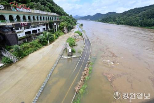 ◇춘천을 비롯한 강원 북부 지방을 중심으로 밤사이 많은 비가 내려 북한강 수계 댐들이 일제히 수문을 열고 수위 조절에 들어갔다. 20일 춘천시 강촌리 북한강 인근 도로가 일부 물에 잠겨 차량들의 운행이 통제되고 있다. 박승선기자