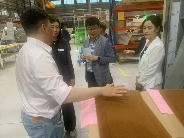 김제홍 사천시 부시장이 관내 우주항공 기업을 방문해 설명을 듣고 있다. /사천시