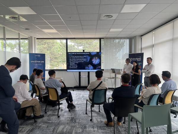 탈레스 알레니아 스페이스 관계자들이 한국 기자들과 인터뷰하고 있다. /이영호 기자