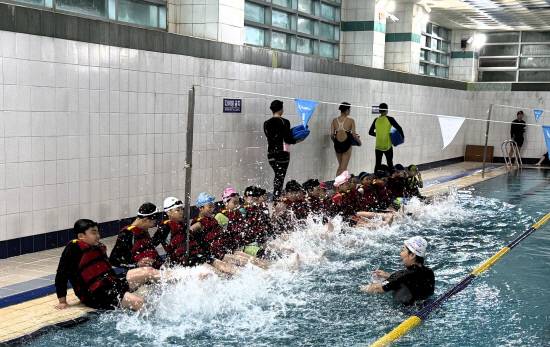 지난 19일 마산대 내 스포츠아카데미 수영장에서 열린 '2025년 행복나눔 수영교실' 모습. 사진=경남체육회