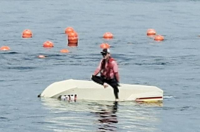 20일 오전 10시께 통영시 오비도 인근에서 낚시객 2명이 탄 모터보트가 전복돼 해양경찰이 긴급 대응에 나섰다. 낚시객 1명이 뒤집힌 선체 위에서 구조를 기다리고 있다. 통영해양경찰서 제공