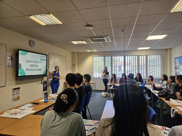 대구대가 파란사다리 사업을 통해 영국과 말레이시아, 필리핀에 학생들을 파견해 글로벌 역량을 키우고 있다. 영국 치체스터 대학 연수 프로그램 오리엔테이션. 대구대.