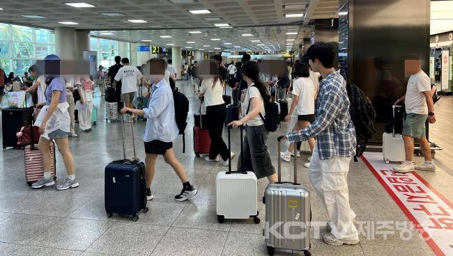 21일 오후 제주국제공항이 여름 휴가철을 맞아 관광객들로 북적이고 있다. 사진=김지우 기자