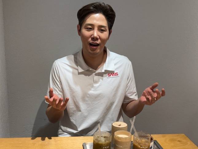 대체커피 브랜드 산스를 운영하는 김경훈 웨이크 대표가 16일 서울 종로구 익선동 산스 매장에서 산스에 대해 설명하고 있다. / 사진=신세계인터내셔날