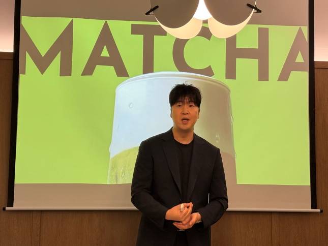 김수종 투썸플레이스 상품담당이 17일 신제품 미디어 품평회에서 말차 라인업에 대해 소개하고 있다./사진=윤서영 기자 sy@