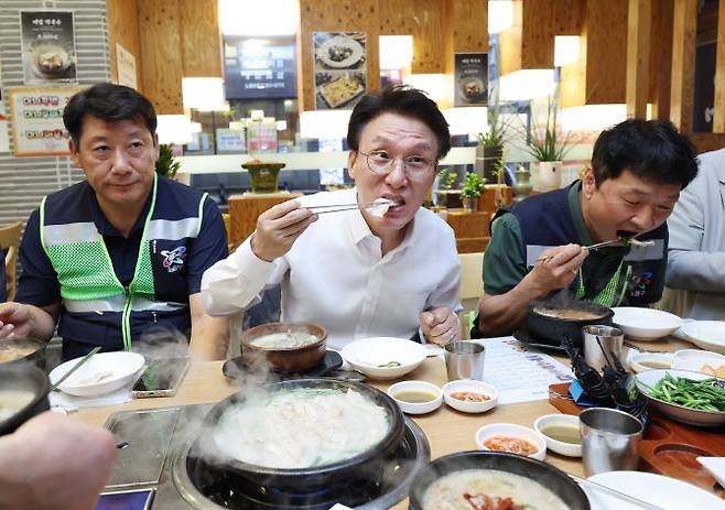 김민석 국무총리가 ‘민생회복 소비쿠폰’ 신청 첫 날인 21일 오전 서울 노원구 한 식당을 찾아 환경공무관들과 식사를 하고 있다. (사진=뉴시스)