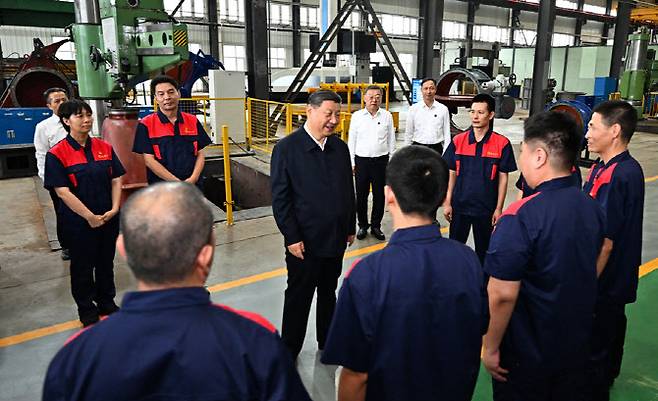 시진핑(가운데) 중국 국가주석이 지난 7일 산시성 타이위안의 한 밸브 제조업체를 방문해 직원들과 이야기하고 있다. (사진=중국 국무원)