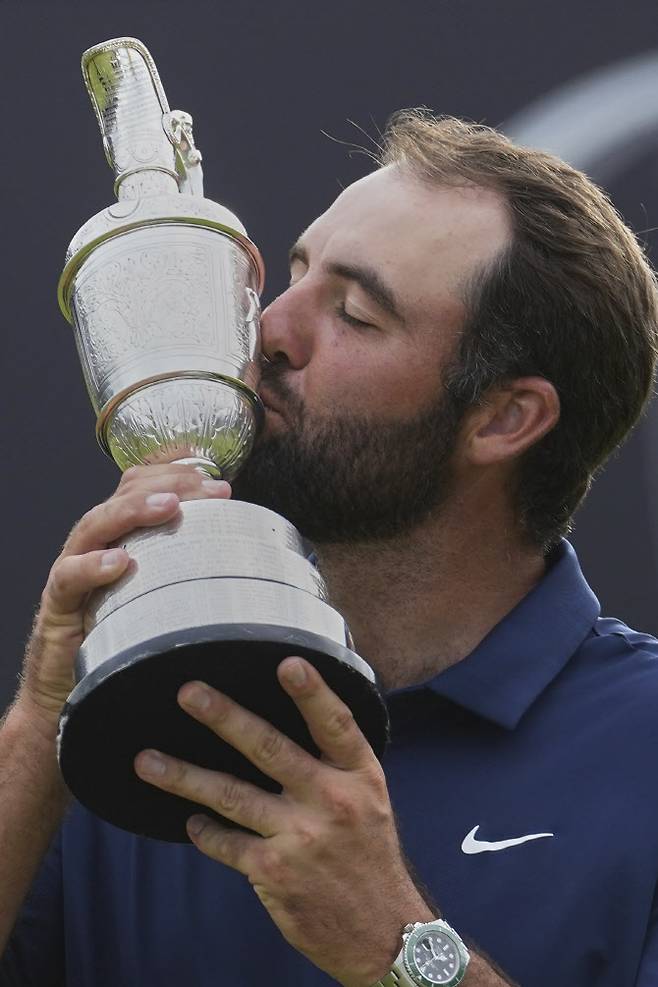 스코티 셰플러가 21일(한국시간) 영국 북아일랜드 포트러시의 로열 포트러시 골프장에서 열린 제153회 디오픈 챔피언십을 제패한 뒤 트로피에 키스하고 있다.(사진=AP/뉴시스)