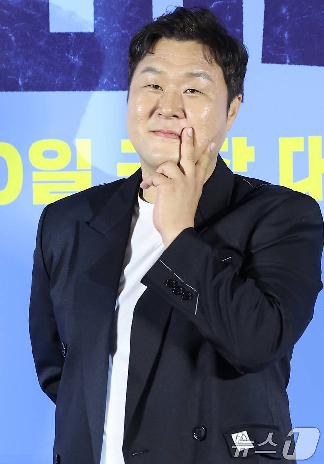배우 윤경호가 30일 오전 서울 용산구 CGV 용산아이파크몰에서 진행된 영화 '좀비딸'(감독 필감성)의 제작보고회에서 포즈를 취하고 있다. '좀비딸'은 이 세상 마지막 남은 좀비가 된 딸을 지키기 위해 극비 훈련에 돌입한 딸바보 아빠의 코믹 드라마다. 2025.6.30/뉴스1 ⓒ News1 권현진 기자