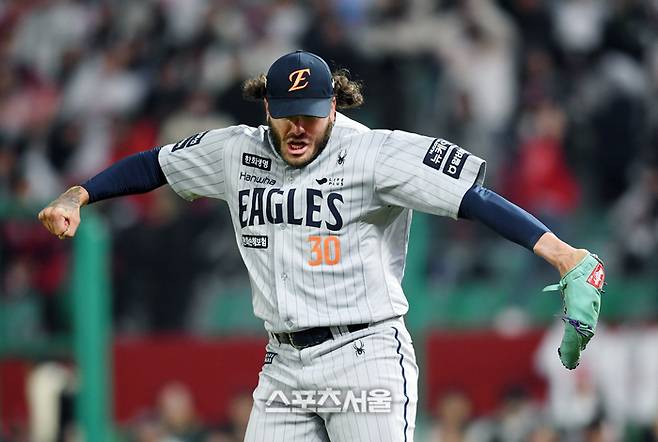 한화 선발투수 폰세가 15일 인천 SSG랜더스필드에서 열린 2025 KBO리그 SSG와 경기 7회말 2사 SSG 오태곤을 삼진으로 잡아내며 이닝을 마치면서 포효하고 있다. 폰세는 7이닝 1피안타 12탈삼진의 호투를 펼쳤다. 문학 | 박진업 기자 upandup@sportsseoul.com