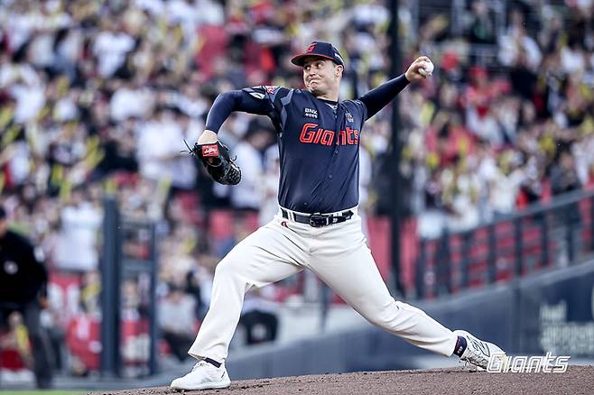 롯데 데이비슨이 13일 광주-기아 챔피언스 필드에서 열린 2025 KBO리그 KIA전에 선발 등판해 역투하고 있다. 사진 | 롯데 자이언츠