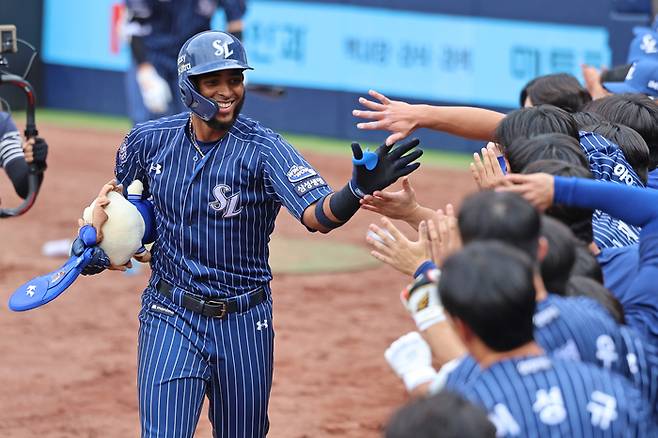 삼성 디아즈가 대구삼성라이온즈파크에서 열린 2025 KBO리그 정규시즌 LG전 6회말 솔로 홈런을 치고 더그아웃에 들어와 동료들과 하이파이브 하고 있다. 사진 | 삼성 라이온즈