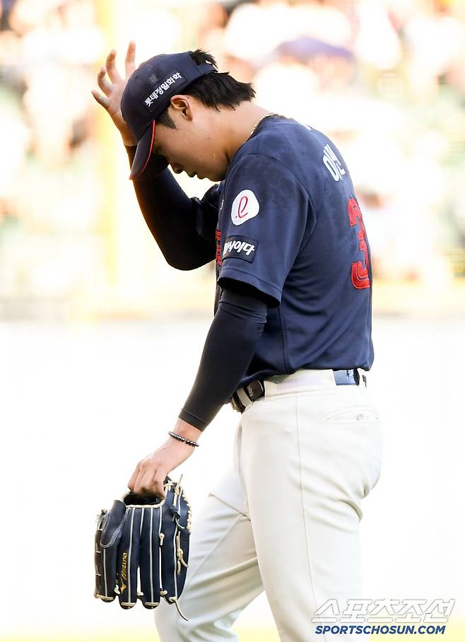 3회 스트레이트 볼넷으로 만루 위기를 자초했던 이민석이 이닝을 마친 뒤 머리를 때리며 자책했다.