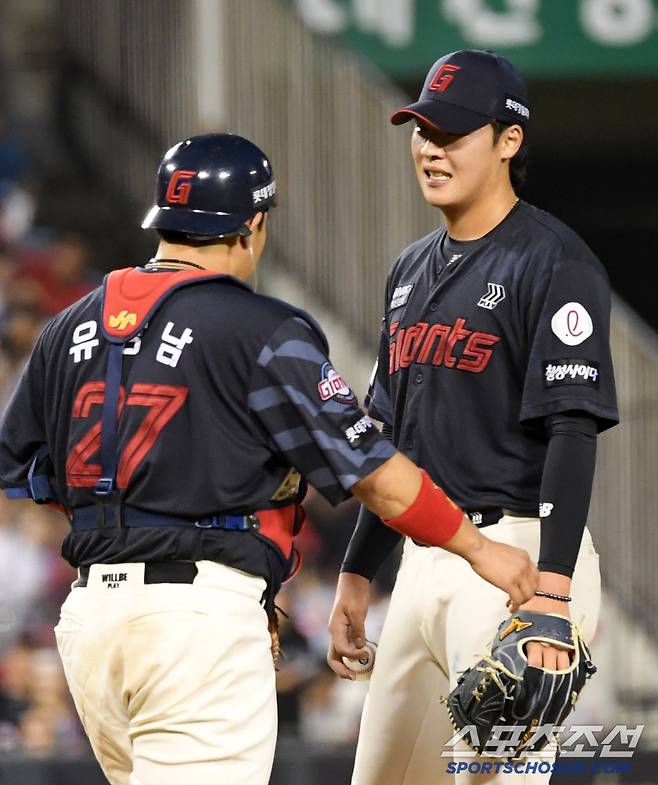 최선을 다한 어린 투수를 찾아 칭찬한 포수 유강남.