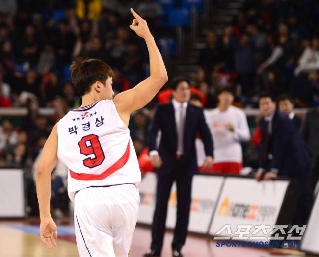 12일 오후 서울 잠실학생체육관에서 프로농구 서울 SK와 울산 모비스의 경기가 열렸다. 연장에서 결정적인 3점슛을 성공시킨 모비스 박경상이 손을 들어보이고 있다.
잠실=송정헌 기자 songs@sportschosun.com/2017.11.12