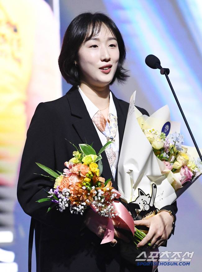 도드람 2024~2025 V리그 시상식이 14일 오후 서울 홍은동 스위스그랜드호텔에서 열렸다. 20주년 베스트7에 선정된 황연주가 수상소감을 말하고 있다. 정재근 기자 cjg@sportschosun.com/2025.4.14/