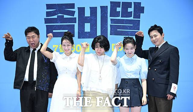 배우 윤경호와 조여정, 이정은, 최유리, 조정석(왼쪽부터)이 21일 오후 서울 강남구 메가박스 코엑스에서 열린 영화 '좀비딸' 언론배급시사회 및 기자간담회에 참석해 포즈를 취하고 있다. /박헌우 기자