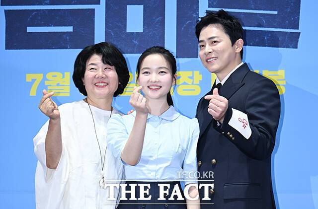 배우 이정은과 최유리, 조정석(왼쪽부터)은 웹툰을 찢고 나온 듯한 싱크로율을 자랑하며 '좀비딸'을 이끈다. /박헌우 기자