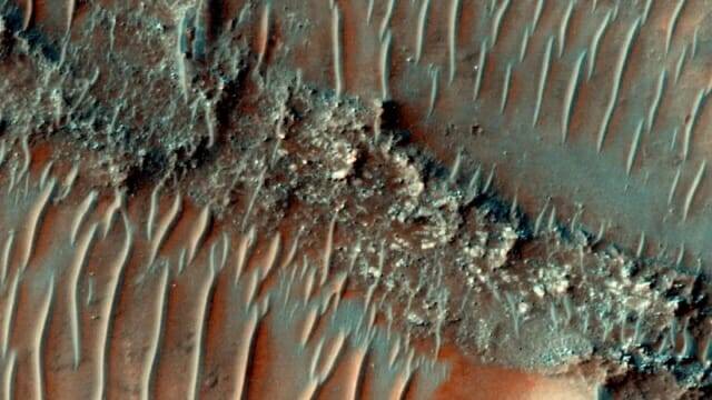 수십억 년 전 화성에서 말라버린 강물이 남긴 역류 수로의 침식된 능선 ‘곡류 능선’을 HiRISE 카메라로 촬영한 이미지 (출처=NASA/JPL/애리조나 대학)