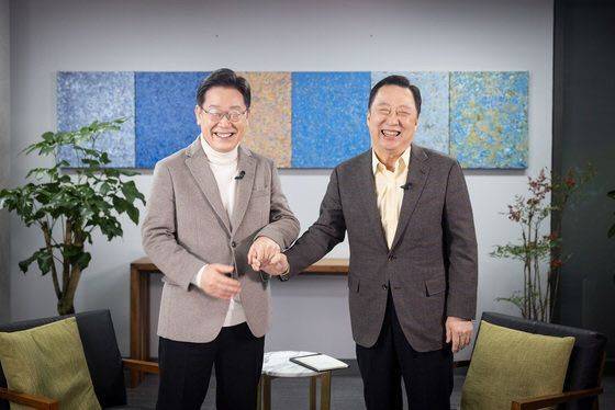 지난 2022년 박용만 전 회장과 악수하는 이재명 대통령 연합뉴스