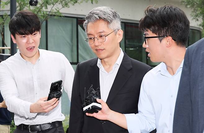 류긍선 카카오모빌리티 대표가 21일 서울 종로구 KT 광화문빌딩 웨스트에 마련된 윤석열 전 대통령 부인 김건희 여사 의혹을 수사하는 민중기 특별검사 사무실로 출석하고 있다./뉴시스