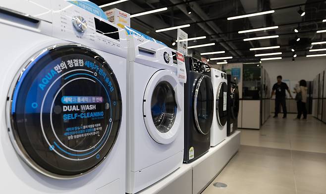 지난달 13일 서울 시내의 한 대형 가전매장에 냉장고와 세탁기 등이 진열돼 있다. 사진은 기사와 관련이 없음. /뉴스1