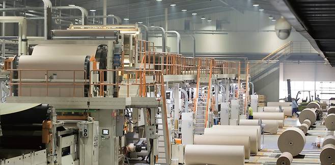 지난 2일 태림포장 경기 시화공장. 약 120m에 달하는 컨베이어 구조의 골판지 생산 설비 ‘골게터(왼쪽)’가 골판지를 생산하고 있다. /태림포장