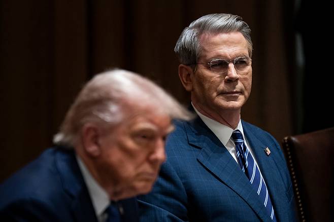 도널드 트럼프 미 대통령(왼쪽)과 스콧 베센트 미 재무장관. /EPA=연합뉴스