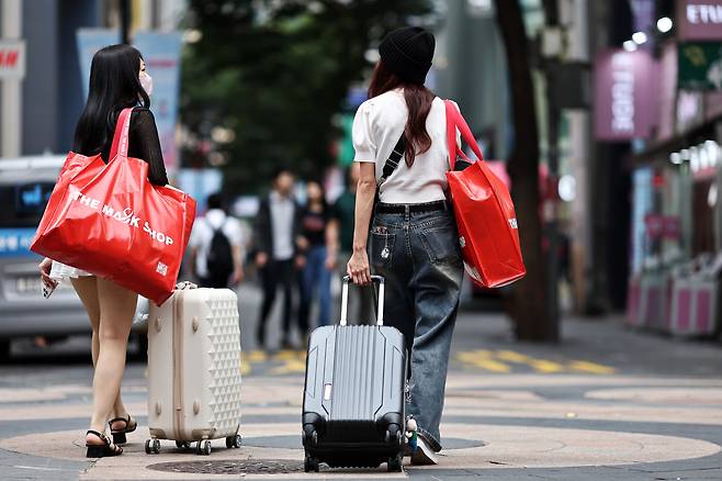 서울 명동거리를 외국인 관광객이 걷고 있다. /연합뉴스