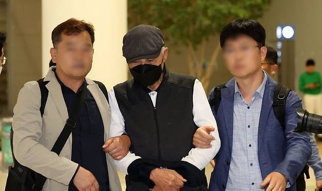 해외도피로 조세포탈 재판에 불출석한 대주그룹 허재호 전 회장이 강제 구인 절차로 송환돼 27일 인천국제공항을 통해 귀국, 압송되고 있다.ⓒ뉴시스
