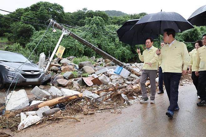 이재명 대통령이 21일 경남 산청읍 부리마을을 방문해 집중호우 피해현장을 둘러보고 있다. 대통령실사진기자단 2025.07.21
