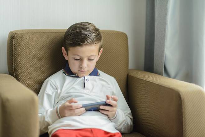 13세 이전에 스마트폰을 사용하는 것이 성인 초기 정신 건강 저하로 이어질 수 있다는 연구 결과가 나왔다. 게티이미지뱅크 제공.