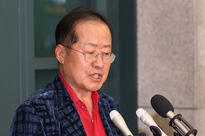 국민의힘 대선 후보 경선에서 탈락한 뒤 정계 은퇴를 선언하고 하와이에 체류했던 홍준표 전 대구시장이 17일 인천 중구 인천국제공항 제1터미널을 통해 귀국해 발언하고 있다. 사진=뉴시스