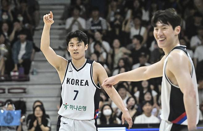 유기상(왼쪽)과 이정현. 협회 제공