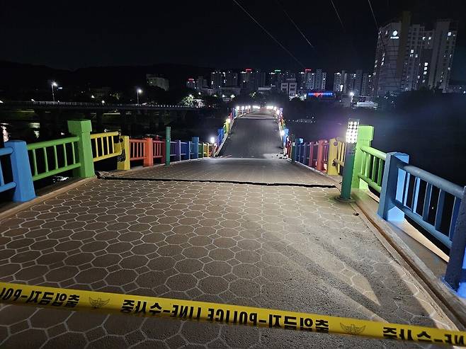 폭우 영향으로 지난 20일 저녁 울산 중구 다운동의 옛 삼호교 일부가 무너졌다. 울산시 제공