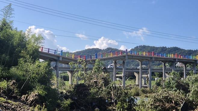 21일 울산 중구 다운동의 옛 삼호교 일부가 무너져 내린 모습. 이 다리는 폭우의 영향으로 전날 저녁 붕괴됐다. 주성미 기자