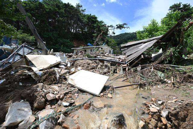 20일 경남 산청군 산청읍 부리마을이 전날 폭우에 이어 발생한 산사태로 초토화돼 전쟁터를 방불케 하고 있다. 산청=박시몬 기자
