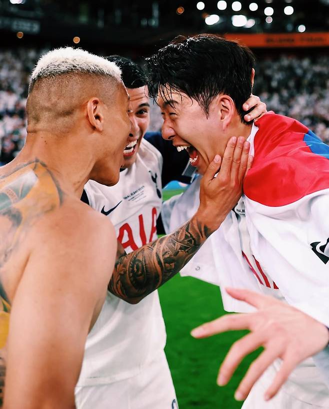 지난 5월 UEL 결승전 우승 뒤 기뻐하는 손흥민의 모습. 사진=손흥민 SNS