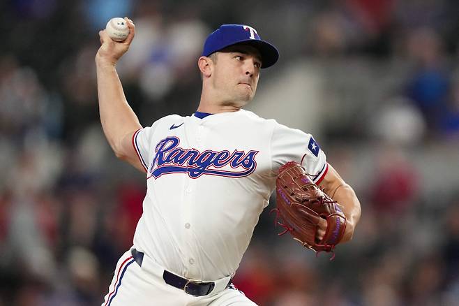 <yonhap photo-1139=""> ARLINGTON, TEXAS - AUGUST 21: David Robertson #37 of the Texas Rangers pitches during the eighth inning against the Pittsburgh Pirates at Globe Life Field on August 21, 2024 in Arlington, Texas. Sam Hodde/Getty Images/AFP (Photo by Sam Hodde / GETTY IMAGES NORTH AMERICA / Getty Images via AFP)/2024-08-22 06:56:05/ <저작권자 ⓒ 1980-2024 ㈜연합뉴스. 무단 전재 재배포 금지, AI 학습 및 활용 금지></yonhap>