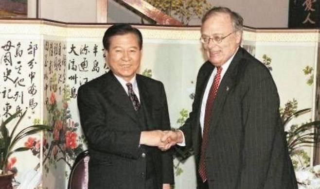 에드윈 퓰너 헤리티지재단 창립자가 1998년 1월 김대중 대통령 당선인의 경기 일산 자택을 찾아 대통령 당선을 축하하는 모습. (장성민 전 의원 페이스북 캡처)