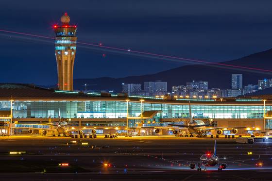 인천국제공항은 24시간 운영되지만, 소음 문제로 인해 야간 시간대(밤 11시부터 다음 날 오전 6시까지)에는 일부 운항이 제한되는 커퓨 타임으로 비행기 이착륙이 제한된다. 사진은 늦은 밤 활주로 전경.