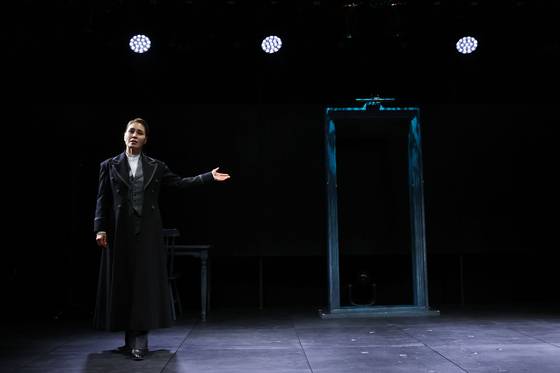 배우 최정원이 지난 3월 서울 종로구 티오엠에서 열린 1인극 '지킬 앤 하이드' 프레스콜에서 하이라이트 장면을 시연하고 있다. 연합뉴스