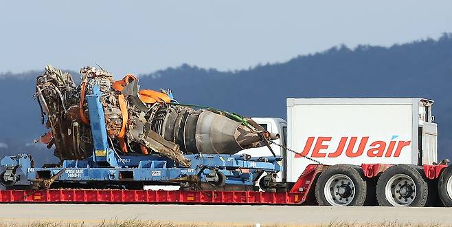 제주항공 여객기 참사 7일째인 지난 1월 4일 무안공항에서 로컬라이저(방위각시설) 둔덕에 파묻혔던 항공기 엔진을 실은 트럭이 이동하고 있다. 뉴스1