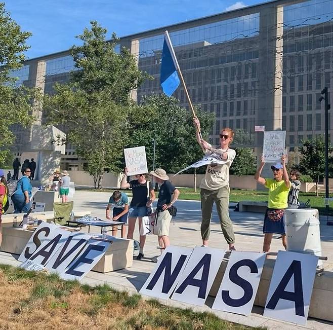 미국 항공우주국(NASA) 예산 축소에 항의하는 NASA 과학자와 시민들이 미국 워싱턴DC 아이젠하워 기념관 앞에서 20일(현지시간) 시위를 벌이고 있다. 집회 주최 측 SNS 캡처
