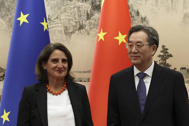 제6차 유럽연합(EU)·중국 고위급 환경 및 기후 대화 참석차 중국 베이징을 찾은 테리사 리베라 EU 집행위원회 수석부집행위원장(왼쪽)이 지난 14일(현지시간) 딩쉐샹 중국 국무원 부총리와 댜오위타이 국빈관에서 사진 촬영하고 있다. EPA연합뉴스
