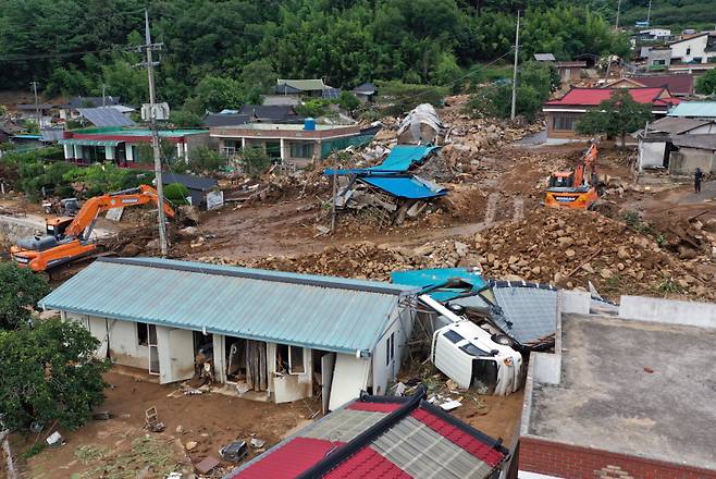 지난 20일 오후 경남 산청군 산청읍 외정마을에 전날 집중호우와 산사태 영향으로 트럭 한 대가 전도돼 있다. 연합뉴스