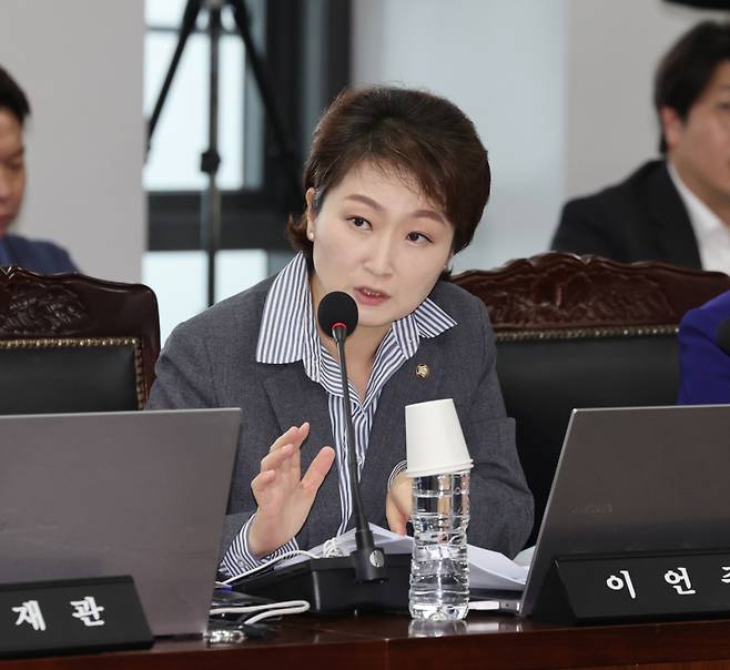 지난해 10월 17일 울산시 중구 한국석유공사에서 열린 국회 산업통상자원중소벤처기업위원회의 한국석유공사 등 12개 기관에 대한 국정감사에서 이언주 더불어민주당 의원이 발언하고 있다. 연합뉴스